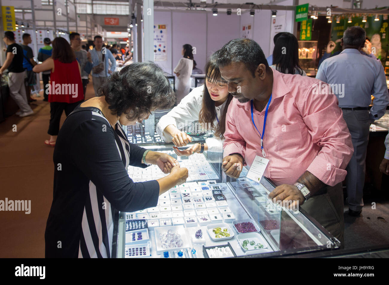 Kunming, China Yunnan Provinz. 13. Juli 2017. Exponate von den Besuchern während einer internationalen Stein Ausstellung in Kunming, Hauptstadt der südwestlichen chinesischen Provinz Yunnan, 13. Juli 2017 ausgewählt. Die Ausstellung dauert 8 Tage bei der Kunming international Conference and Exhibition centre, die Geschäftsleute aus 23 Ländern und Regionen angezogen. Bildnachweis: Hu Chao/Xinhua/Alamy Live-Nachrichten Stockfoto