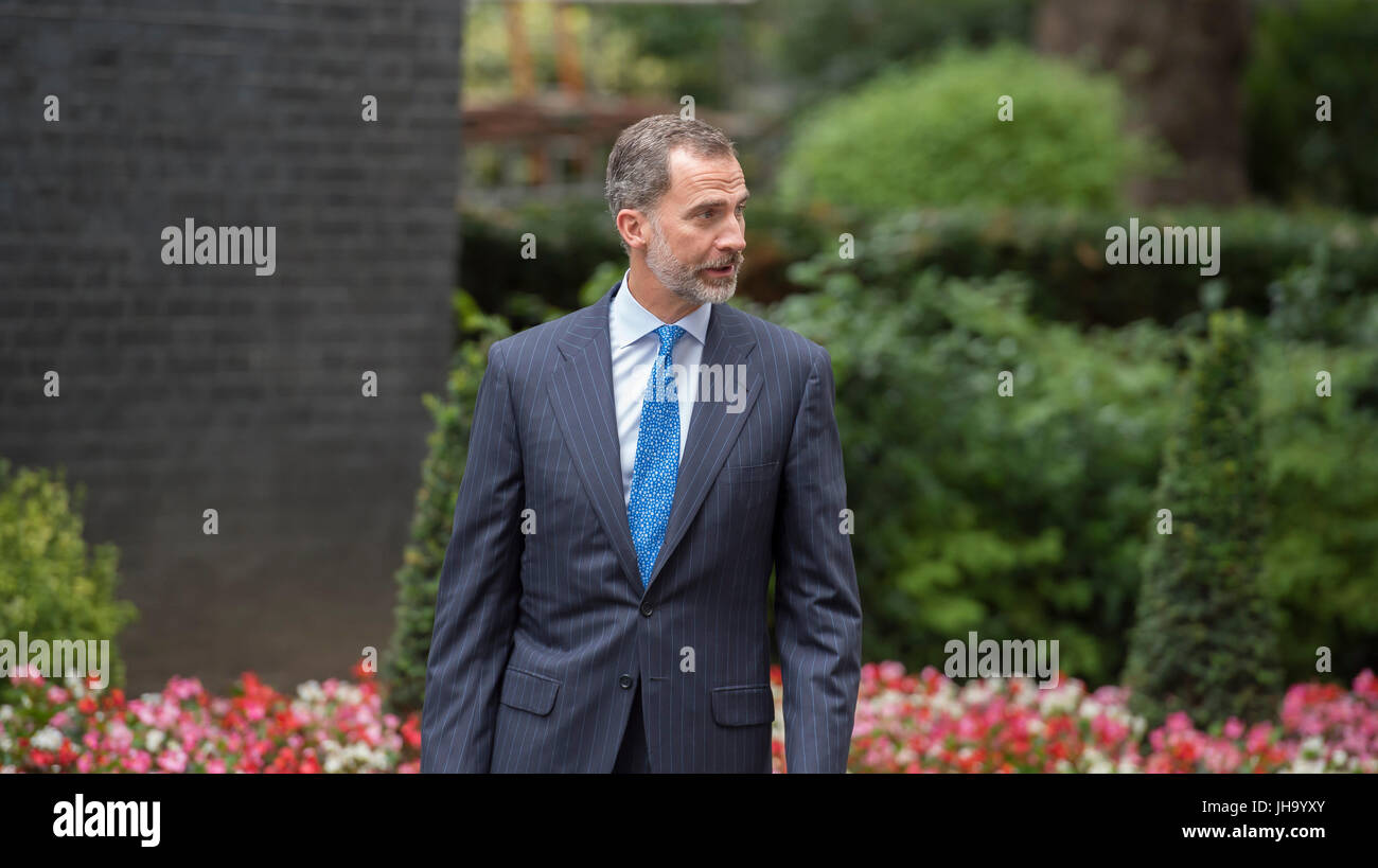 Downing Street, London, UK. 13. Juli 2017. Der Premierminister, Theresa May, begrüßt seine Majestät König Felipe VI von Spanien zur Downing Street. Bildnachweis: Malcolm Park / Alamy Live News. Stockfoto