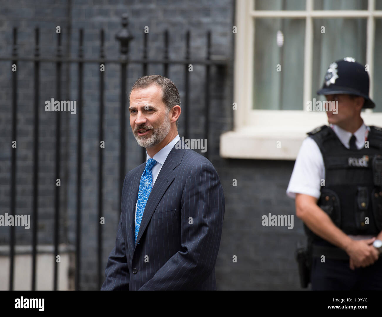 Downing Street, London, UK. 13. Juli 2017. Der Premierminister, Theresa May, begrüßt seine Majestät König Felipe VI von Spanien zur Downing Street. Bildnachweis: Malcolm Park / Alamy Live News. Stockfoto