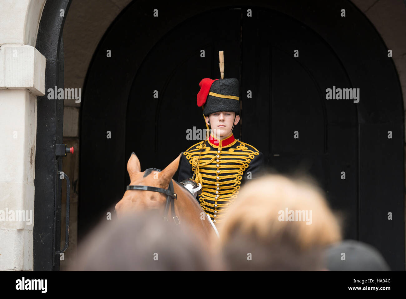 Horse Guards Parade, London, UK. 13. Juli 2017. Für zwei Wochen nehmen des Königs Troop Royal Horse Artillery die Rolle der Queen es Life Guard auf Horse Guards Parade, normalerweise bewacht von Life Guards oder die Blues and Royals, die eine Pause vom zeremoniellen Pflichten für equine Training in Norfolk stattfinden werden. Bildnachweis: Malcolm Park / Alamy Live News. Stockfoto