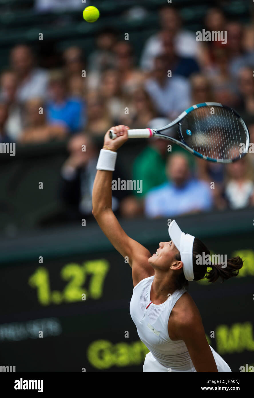 London, London, UK. 13. Juli 2017. Garbine Muguruza Spaniens konkurriert während der Frauen Halbfinale Einzel mit Magdalena Rybarikova der Slowakei an der Meisterschaft Wimbledon 2017 in Wimbledon, London, England am 13. Juli 2017. Garbine Muguruza gewann 2: 0. Bildnachweis: Jin Yu/Xinhua/Alamy Live-Nachrichten Stockfoto