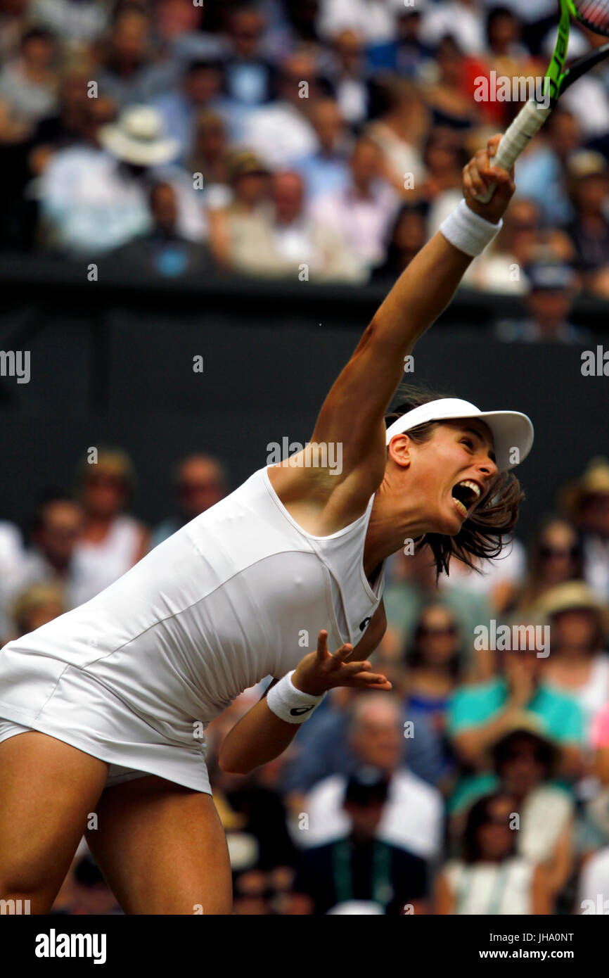 London, UK. 13. Juli 2017. Wimbledon Tennis: London, 13. Juli 2017 - Johanna Konta diente während ihrer Semi-Finale Verlust gegen Venus Williams auf dem Centre Court in Wimbledon am Donnerstag. Bildnachweis: Adam Stoltman/Alamy Live-Nachrichten Stockfoto