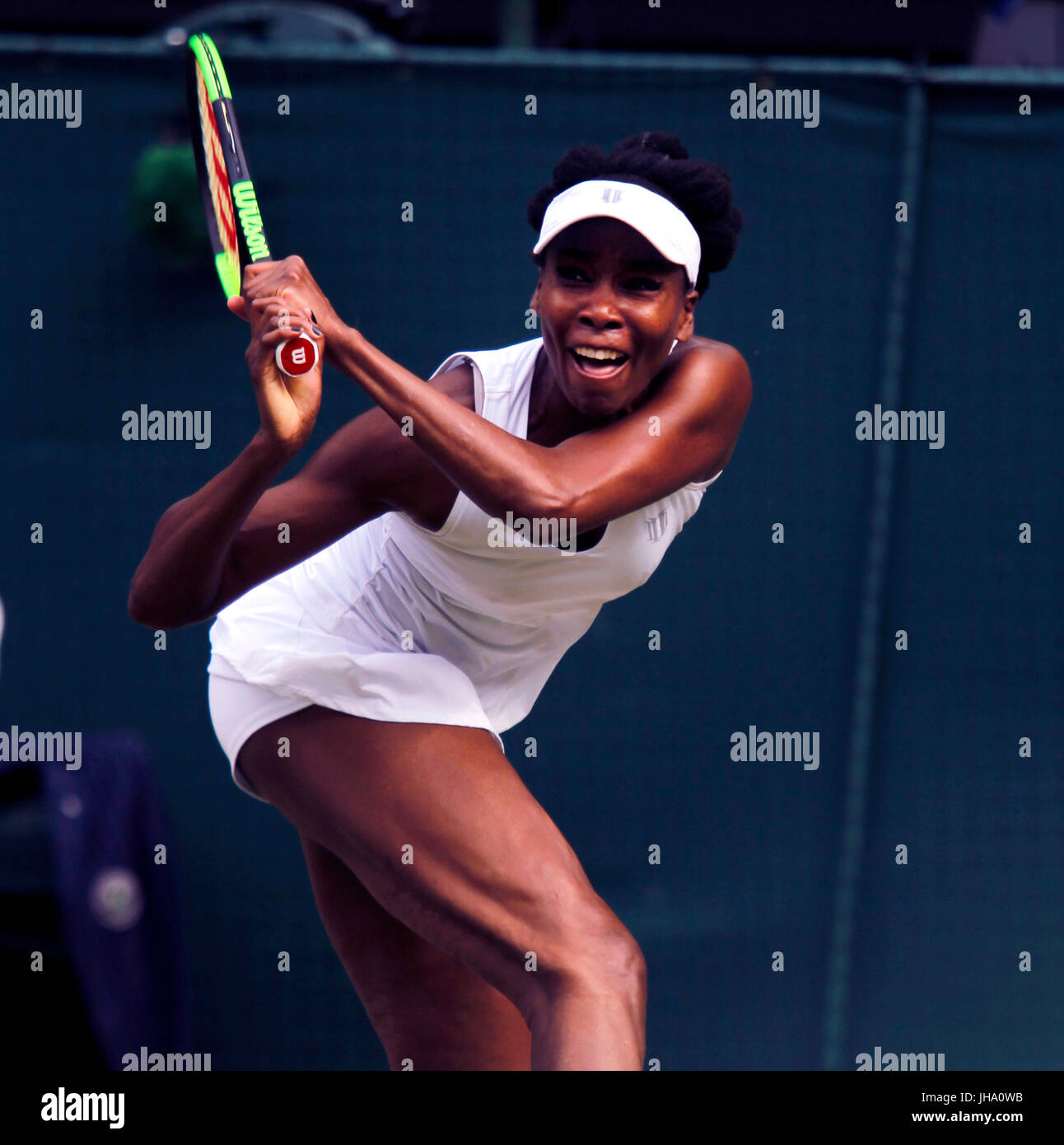 London, UK. 13. Juli 2017. Wimbledon Tennis: London, 13. Juli 2017 - Venus Williams während ihrer halb Endsieg Großbritanniens Johanna Konta auf dem Centre Court in Wimbledon am Mittwoch. Bildnachweis: Adam Stoltman/Alamy Live-Nachrichten Stockfoto