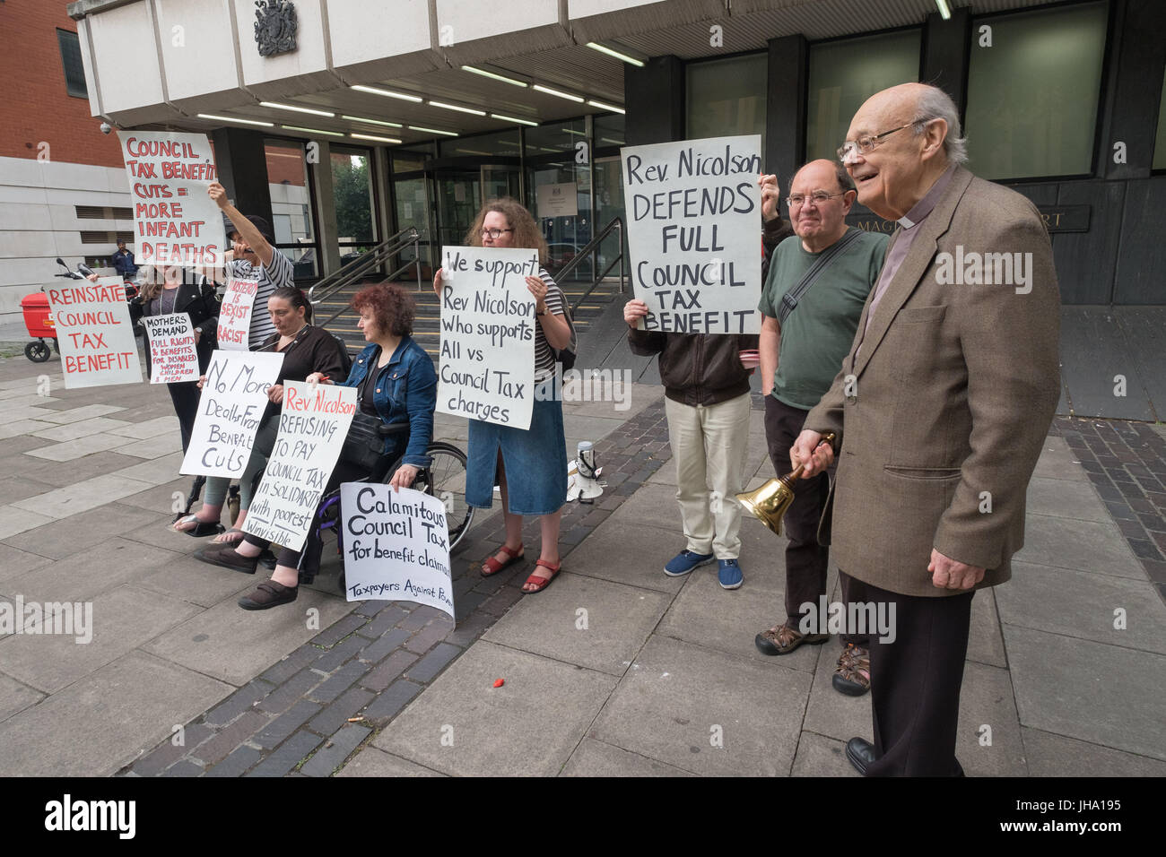 London, UK. 13. Juli 2017. Rev Paul Nicolson der Steuerzahler gegen Armut, zusammengerufen, um nach seiner Weigerung, Gemeindesteuer in Solidarität mit allen im UK leiden geistigen oder körperlichen Erkrankungen aufgrund von unzureichenden Einkommen und Schulden, Zahlen erscheinen mit Unterstützern außerhalb Highbury Corner Magistrates Court steht und seine Not klingelt. Er hielt eine Rede auf den Druck der Kürzungen auf die Armen, die dringend für Nahrung, Kraftstoff, Kleidung, Transport zahlen müssen und erinnerte uns an die vergessene ethisches Prinzip "Land ist ein Geschenk der Natur, zu deren um Schutz, Nahrung, Kraftstoff und Kleidung für alle zur Verfügung zu stellen Stockfoto