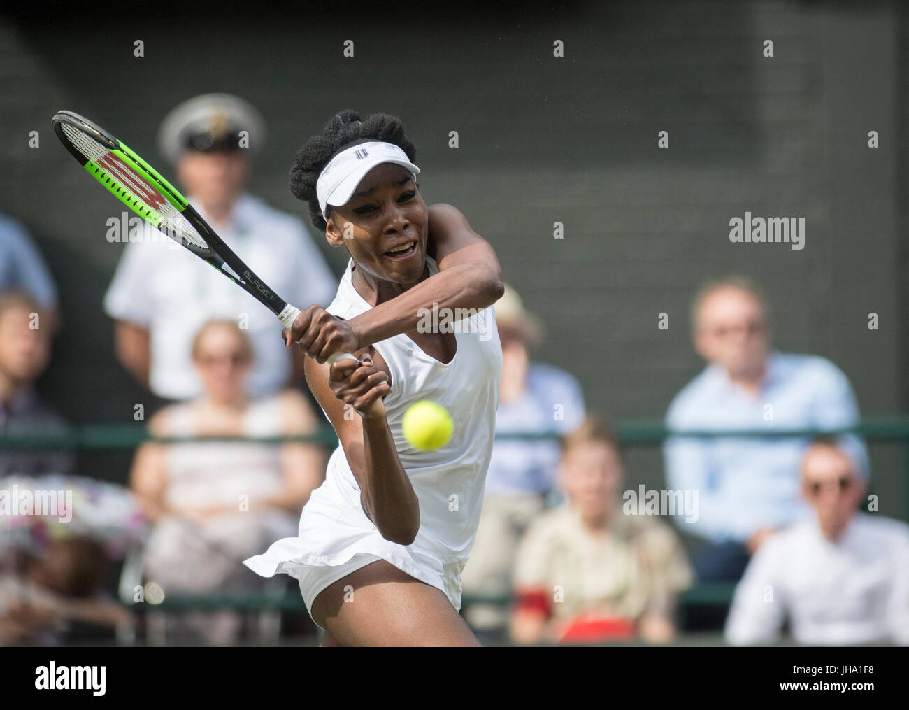 Wimbledon, London, UK. 13. Juli 2017. Die Wimbledon Tennis Weltmeisterschaften 2017 statt auf The All England Lawn Tennis and Croquet Club, London, England, UK. Damen Einzel - Halbfinale Venus Williams (USA) [10] V Johanna Konta (GBR) [6] Bild:-Venus Williams. Bildnachweis: Duncan Grove/Alamy Live-Nachrichten Stockfoto