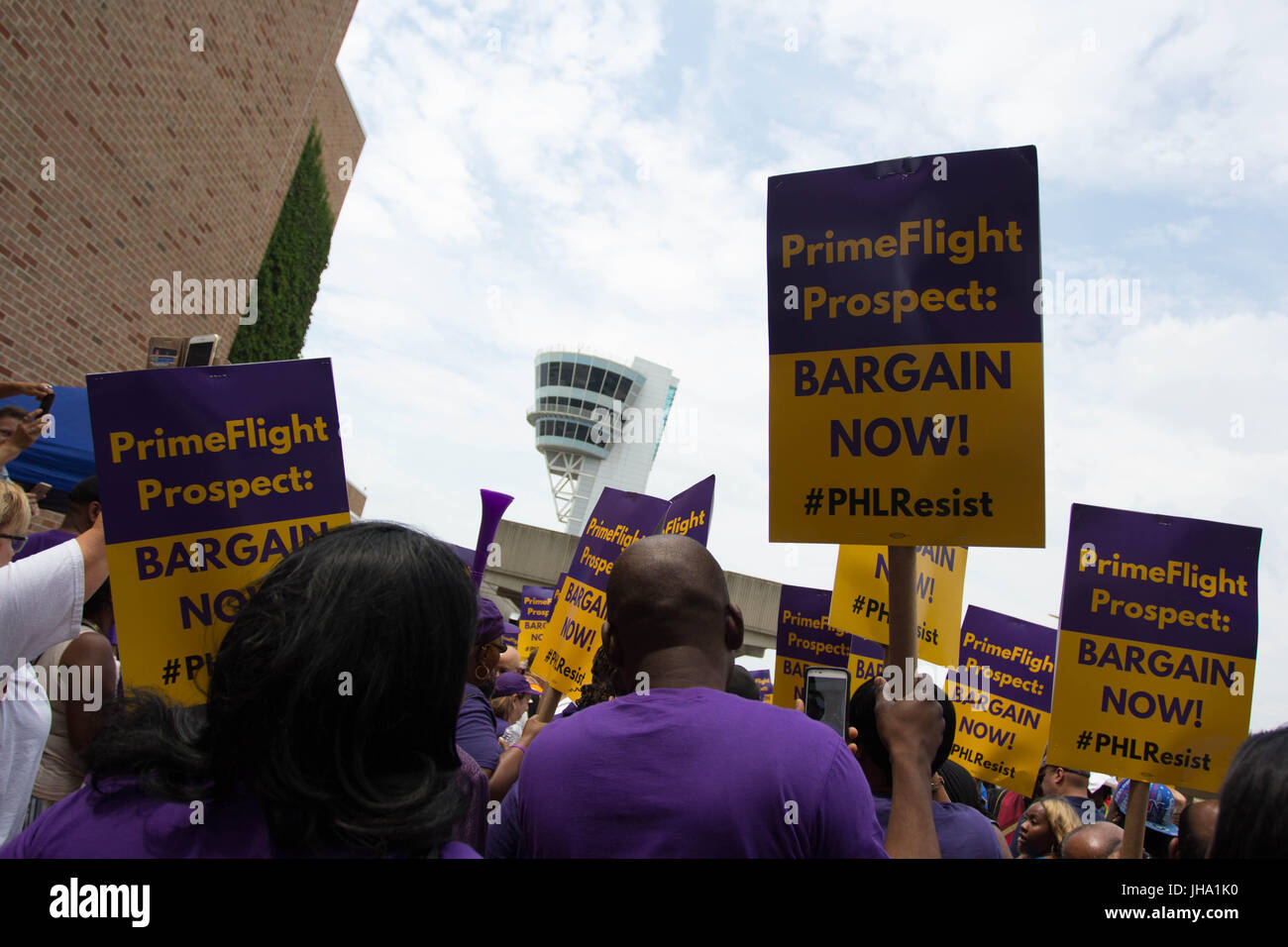 Philadelphia, USA. 13. Juli 2017. Demonstranten, darunter auch Mitglieder der Service Mitarbeiter International Union lokalen 32BJ und verbündeten Gewerkschaften und Gruppen, Rallye an der Philadelphia International Airport bei Vertragsverhandlungen mit American Airlines Subunternehmer, Donnerstag, 13. Juli 2017. Bildnachweis: Michael Candelori/Alamy Live-Nachrichten Stockfoto