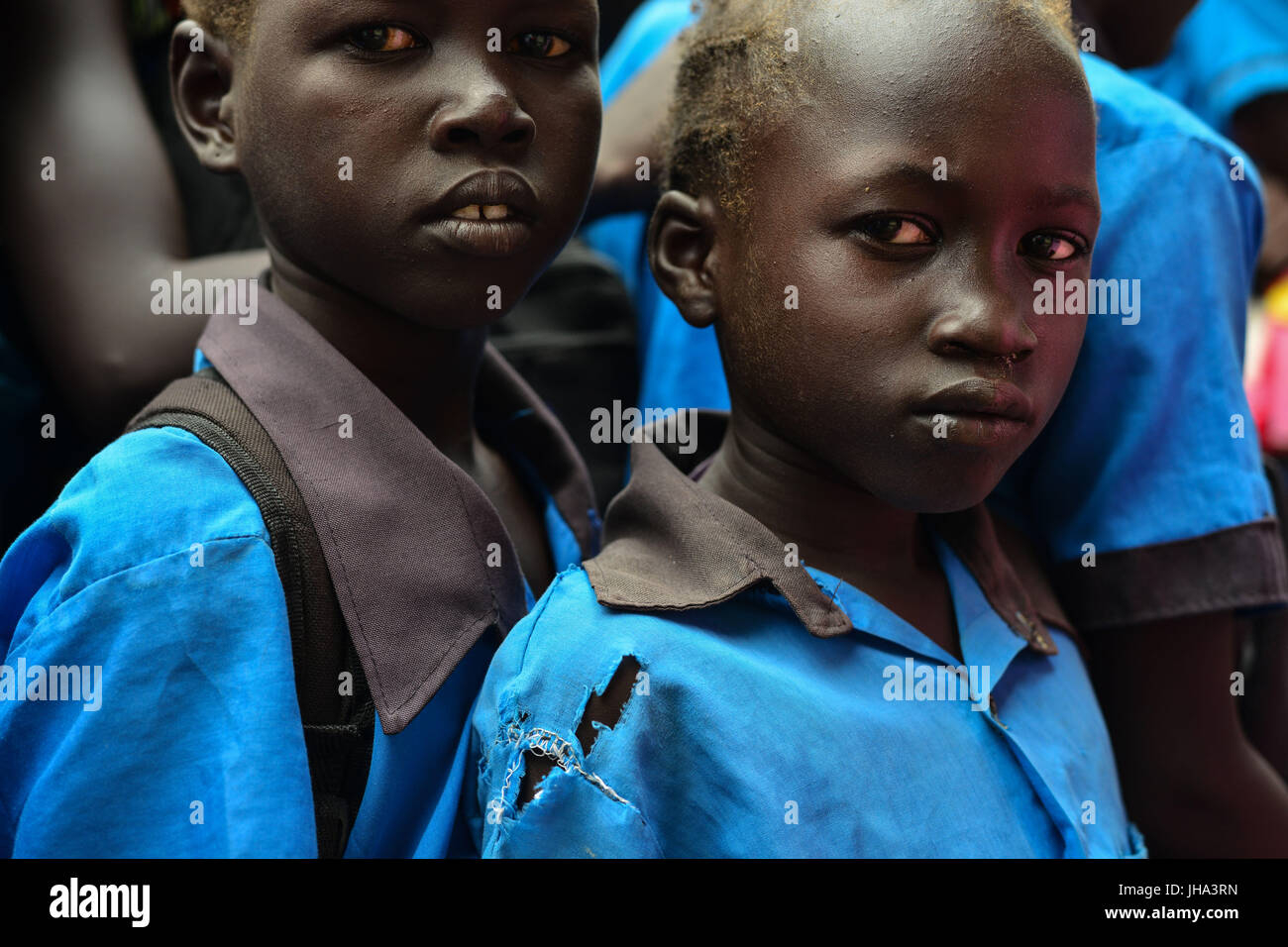 13. Juli 2017 - pads Mädchen anhören supermodel Ajah Kiir, Vertreter der South Sudan 2016 Miss World, lehrt sie, wie mithilfe von Hygiene in der Gumbo grundlegende Grundschule am Stadtrand von der südsudanesischen Hauptstadt Juba. Gängige Methoden sind so exotisch wie ein Loch graben und dort für vier Tage, um mit Kot von Kühen, oft mit schweren gesundheitlichen Folgen sitzen. als Fistel und schweren Infektionen. Kiir zielt darauf ab, Mädchen in den öffentlichen Schulen in Juba, zu erreichen, von denen viele nicht in einigen Jahren in einem Land wo Bürgerkrieg und Tiefe Korruption weiter, Entwässerung Budge finanziert wurden Stockfoto