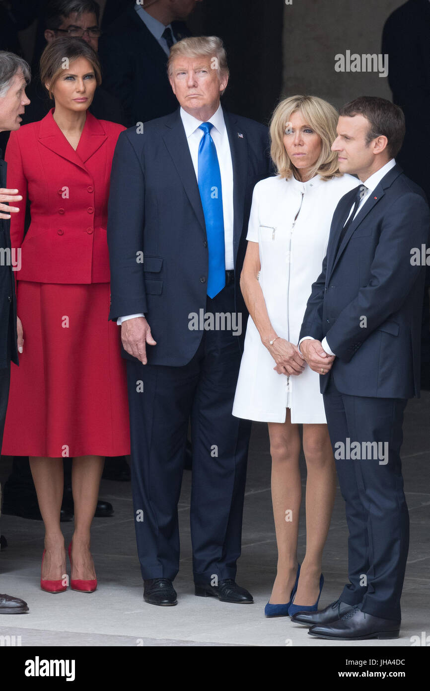 Paris, Frankreich. 13. Juli 2017. Der französische Präsident Emmanuel Macron (1. R) und seiner Frau Brigitte Macron (2. R) und US-Präsident Donald Trump (3. R) und seine Frau Melania Trump, eine Willkommenszeremonie auf dem Invalidendom in Paris, Frankreich, am 13. Juli 2017 besuchen. US-Präsident Donald Trump kam in Paris am Donnerstagmorgen in einem diplomatischen Schritt zu erweichen Divergenz mit Frankreich über den Klimawandel und die Liberalisierung des Handels von der Suche nach Gemeinsamkeiten auf Sicherheit und Bekämpfung des Terrorismus. Bildnachweis: Jack Chan/Xinhua/Alamy Live-Nachrichten Stockfoto