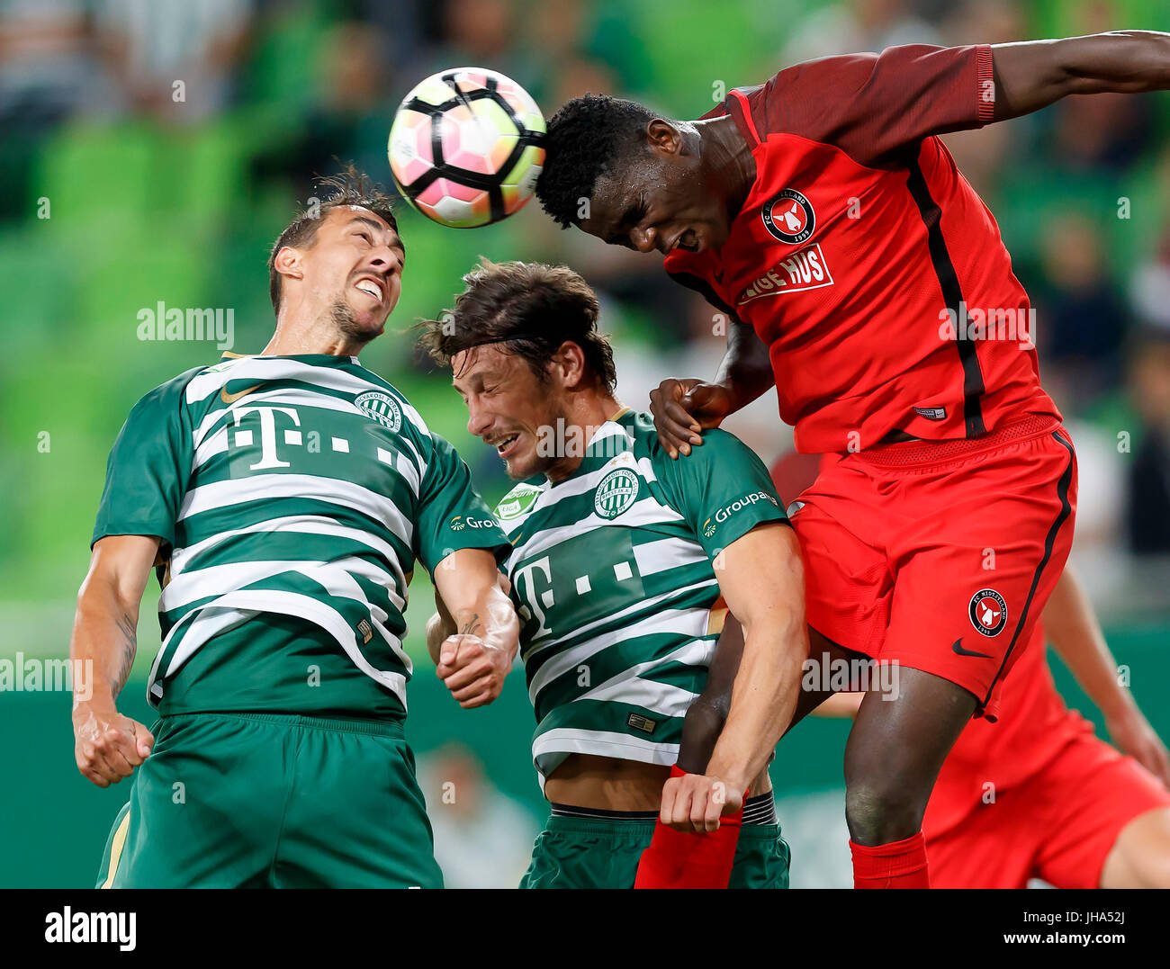 Budapest, Ungarn. 13. Juli 2017. Paul Onuachu (R) des FC Midtjylland konkurriert für den Ball in der Luft mit Leandro De Almeida 'Leo' (L) Ferencvarosi TC und Bence Batik (L2) des Ferencvarosi TC im UEFA Europa League zweite Qualifying Runde 1. Bein Match zwischen Ferencvarosi TC und FC Midtjylland Groupama Arena am 13. Juli 2017 in Budapest, Ungarn. Bildnachweis: Laszlo Szirtesi/Alamy Live-Nachrichten Stockfoto