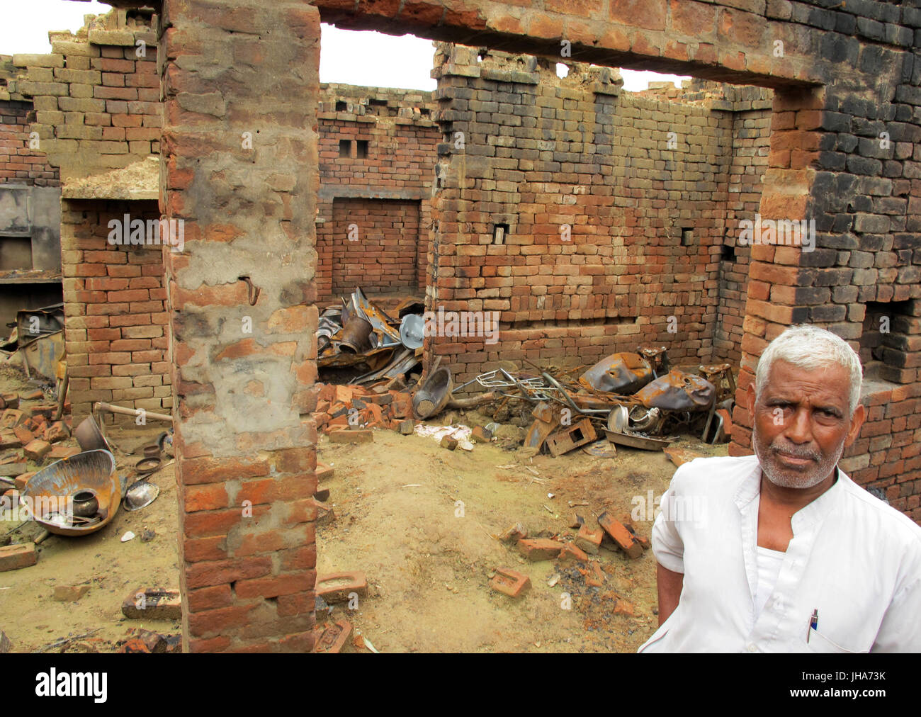 Shabbirpur, Indien. 6. Juli 2017. Dal Singh, ein Mitglied der Dalit Kaste, abgebildet in den Ruinen seines Hauses, die während eines Angriffs durch Mitglieder von einer höheren Kaste, in der nördlichen Dorf Shabbirpur in Indien, 6. Juli 2017 zerstört wurde. Beide Kandidaten bei den indischen Präsidentschaftswahlen am 17. Juli sind Dalits. Dalits, die formal als "Unberührbare" bezeichnet wurden, nach wie vor diskriminiert. Foto: Siddhartha Kumar/Dpa/Alamy Live News Stockfoto