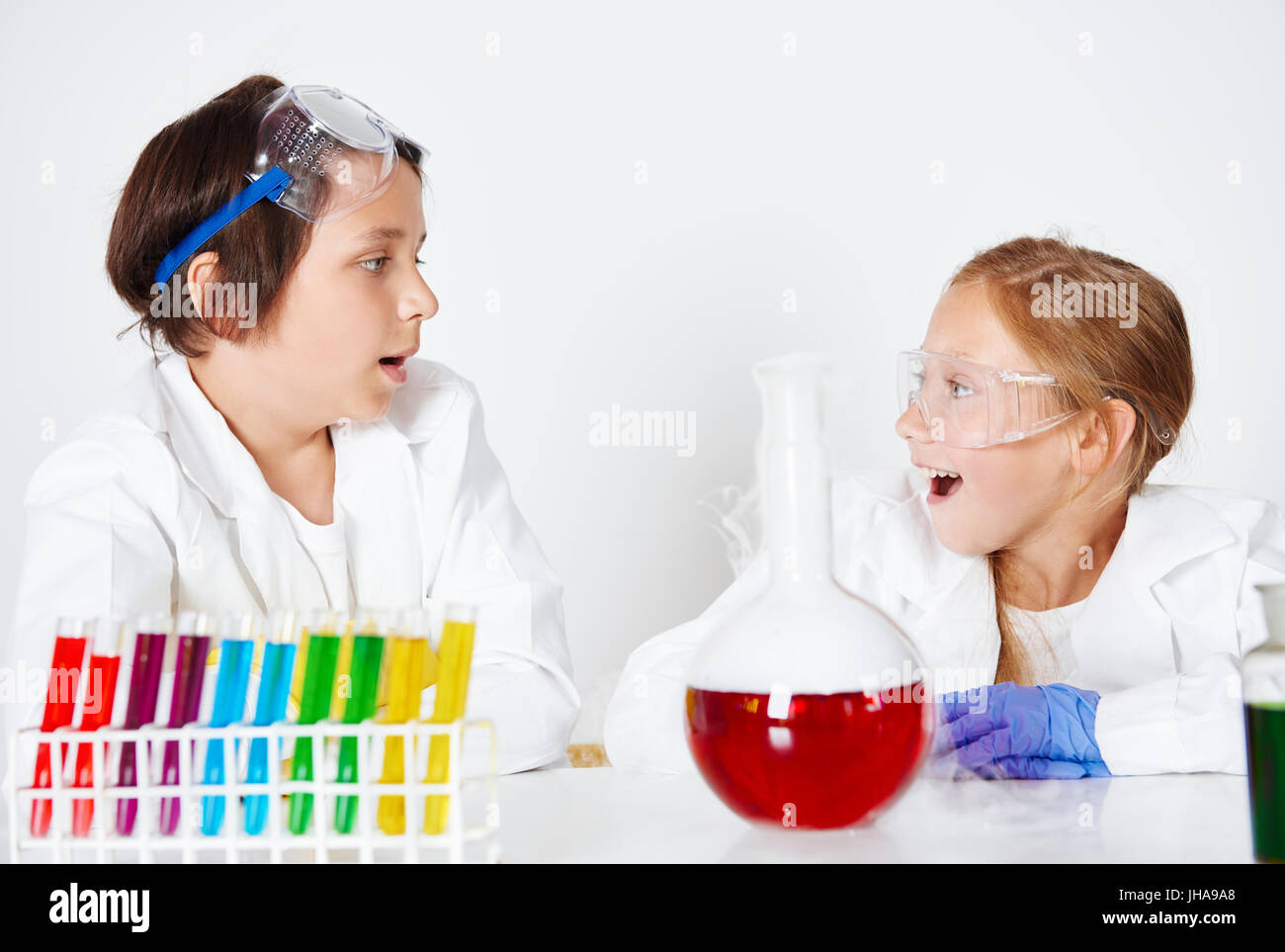Zwei Chemiker im Labor arbeiten Stockfoto