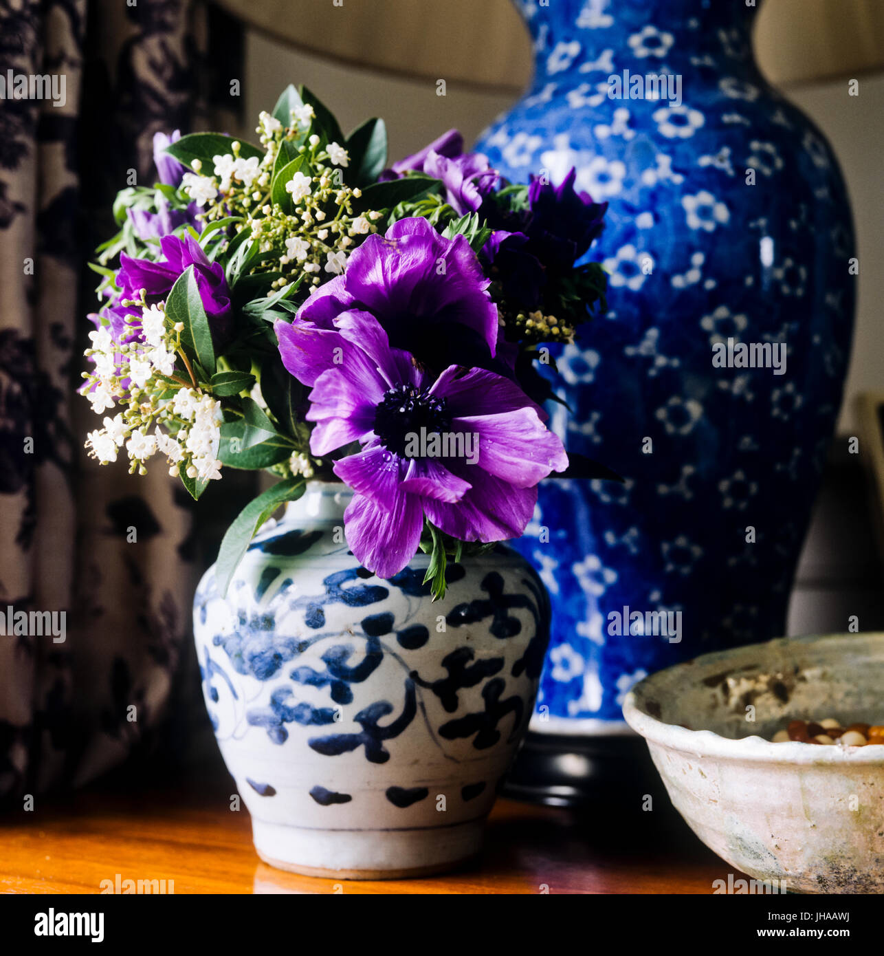 Blumen in gemusterte vase Stockfoto