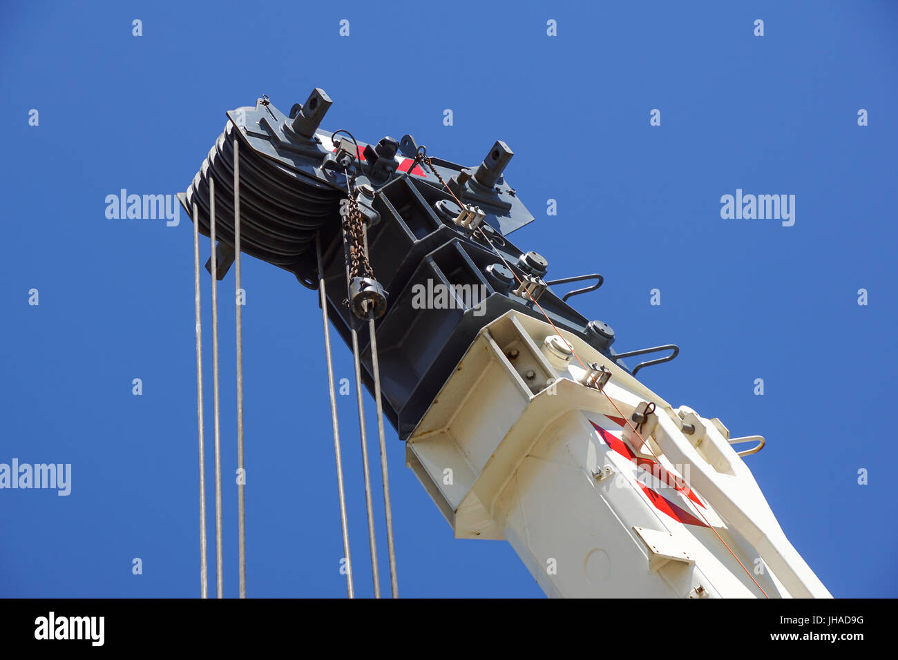 LKW-Kran-Detail-Boom mit Haken und skalieren Gewicht über dem blauen Himmel Stockfoto