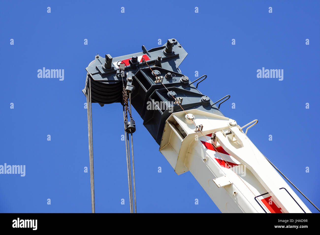 LKW-Kran-Detail-Boom mit Haken und skalieren Gewicht über dem blauen Himmel Stockfoto