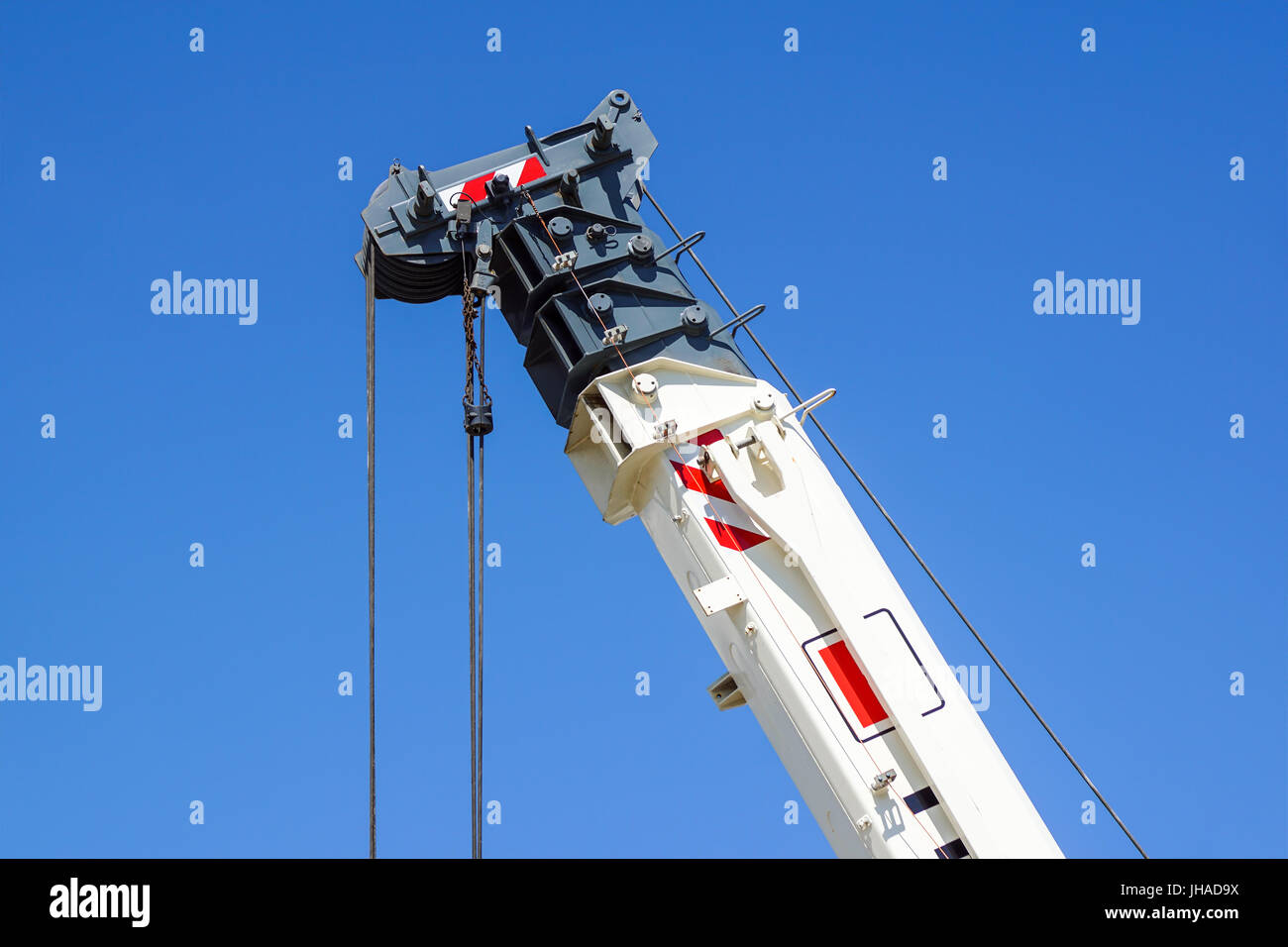 LKW-Kran-Detail-Boom mit Haken und skalieren Gewicht über dem blauen Himmel Stockfoto