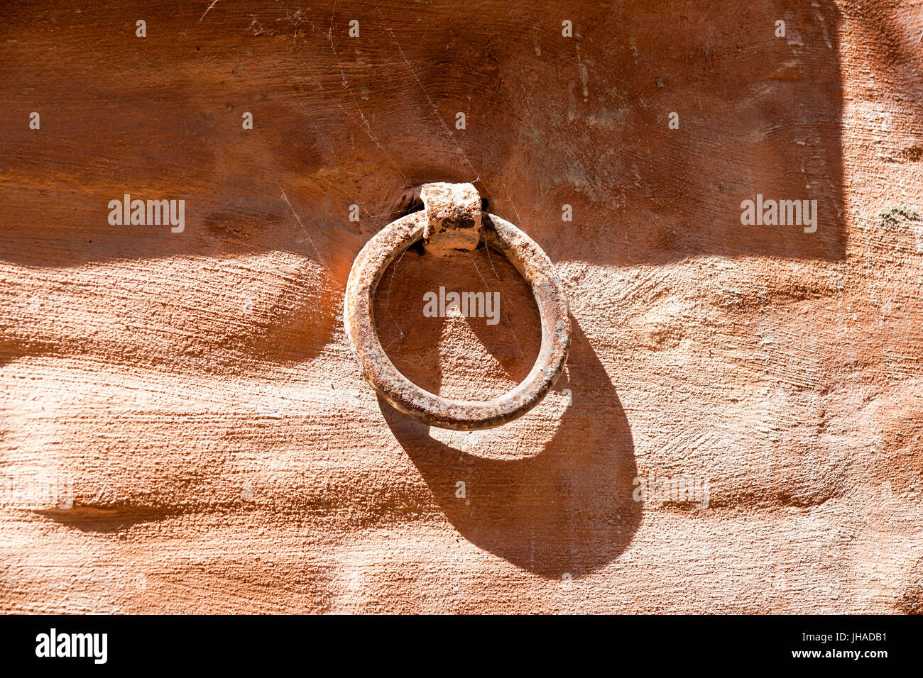 Alte rostige Eisenring Nahaufnahme Bild mit einem festen eisernen Ring an der alten Stein und Ziegel Oberfläche zu sichern. Stockfoto