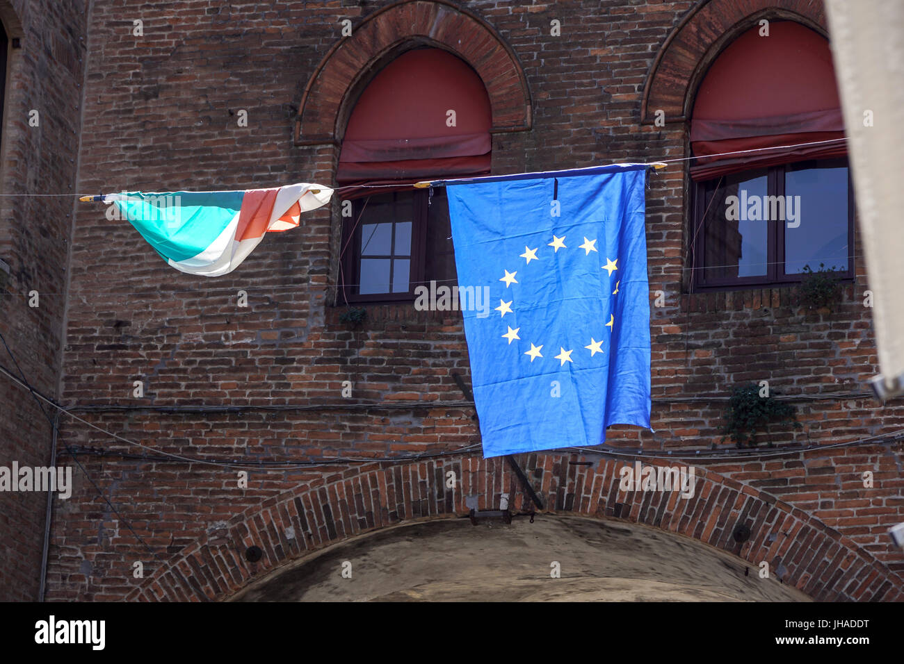 Schmiedeeisen Straßenlaterne mit maltesischer Flagge und Fahne der Europäischen Union in Castille Square, Valletta, Malta, Europa. Stockfoto