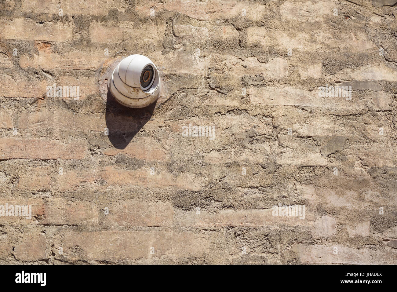 Überwachungskamera. Überwachungskamera auf der Mauer im Freien montiert Stockfoto