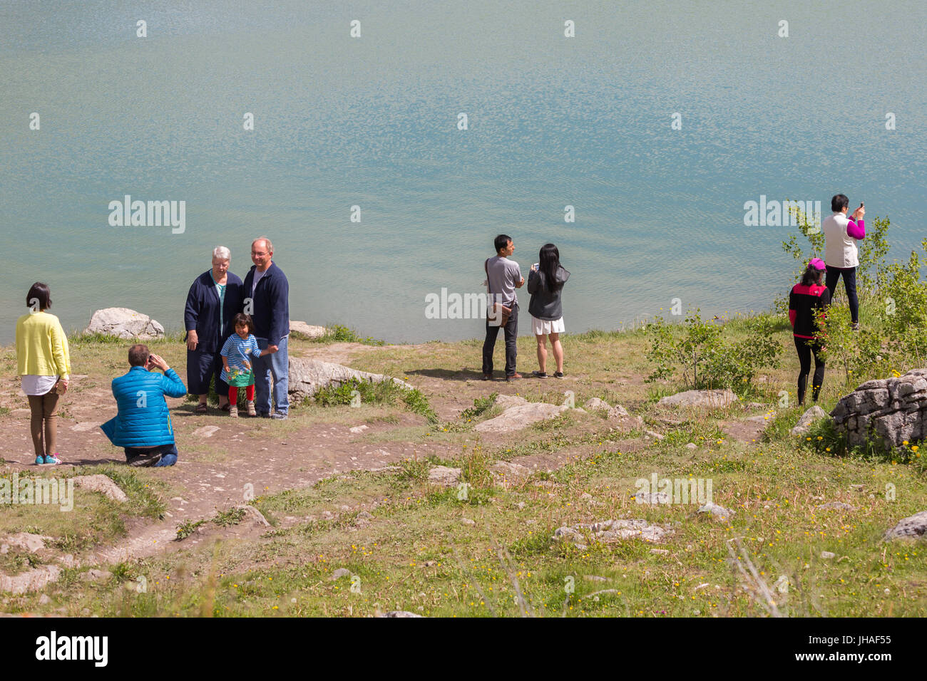Touristen sind Fotografieren am Medicine Lake im Jasper Nationalpark, Alberta, Kanada Stockfoto
