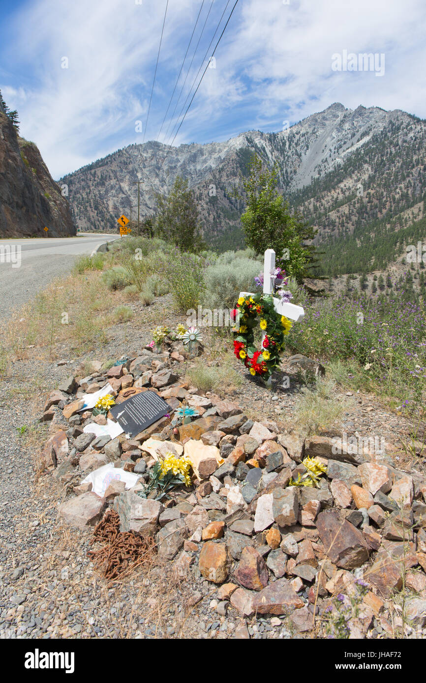 Am Straßenrand Memorial cross Remembring Ervin Peter Doerksen, der getötet wurde auf der Autobahn 1 bei ein riesigen Felsen fiel am 2. Juni 2010 Stockfoto