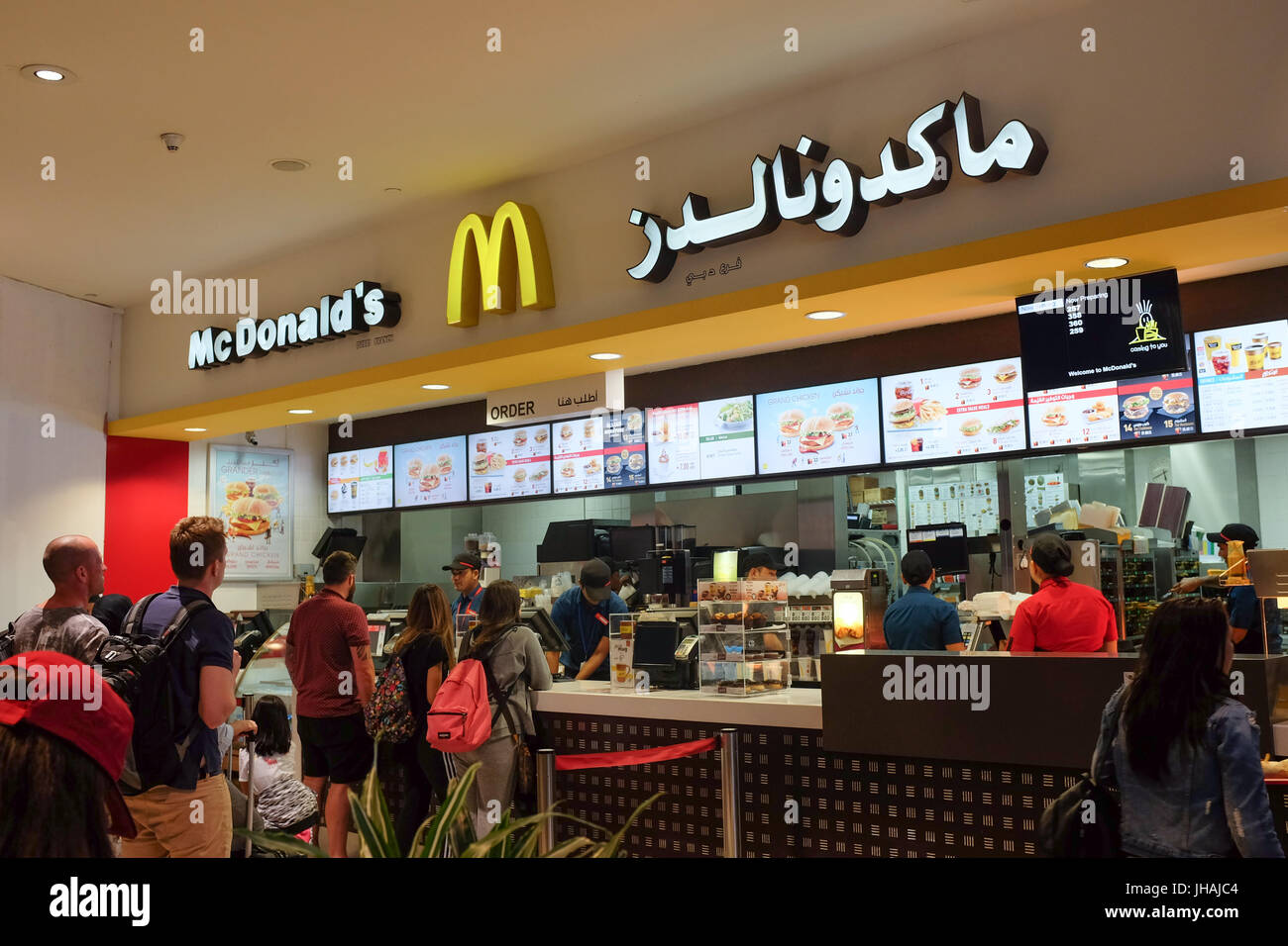McDonald's-Restaurant am Dubai international Airport. Stockfoto