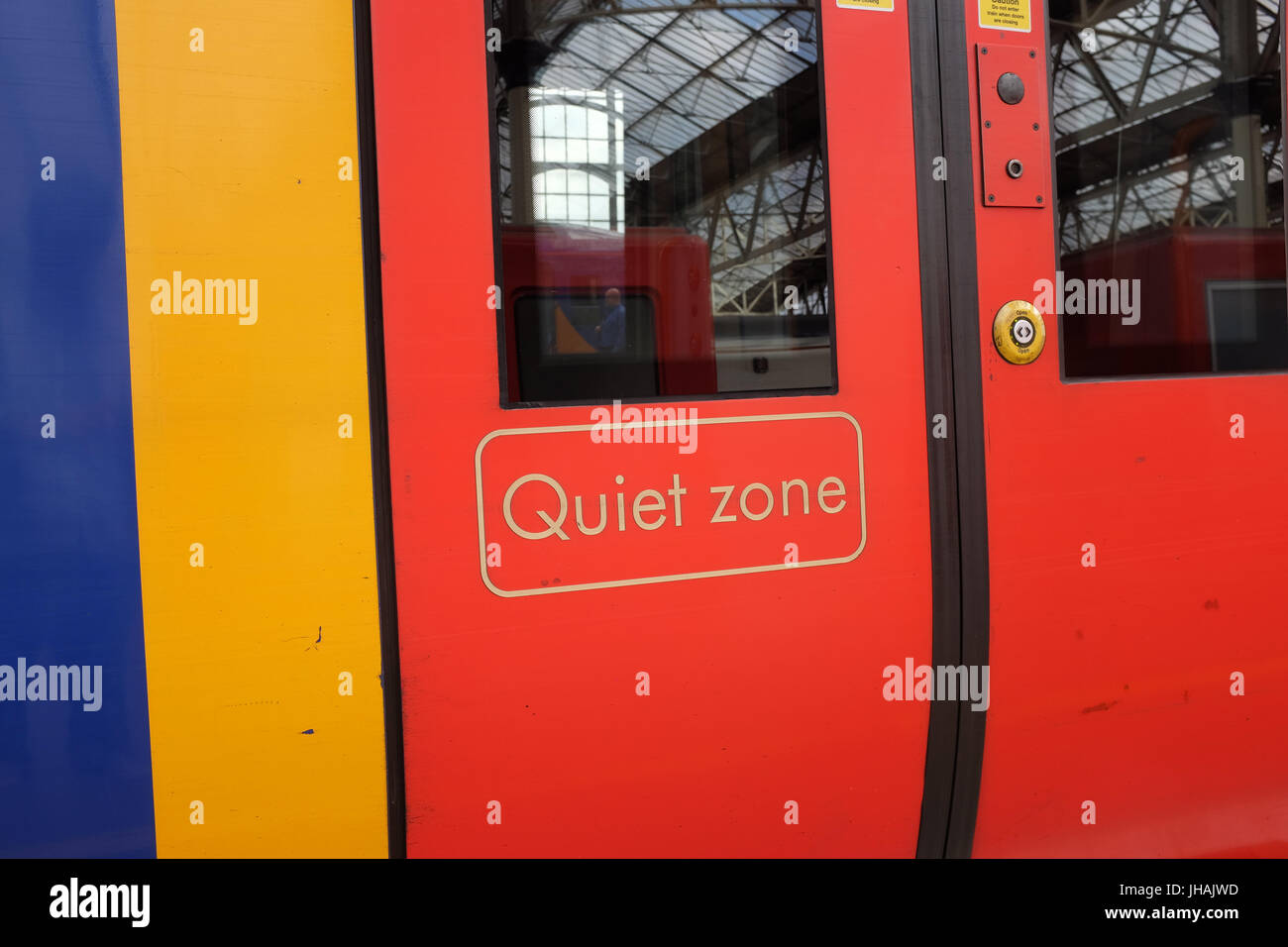 "Quiet Zone" auf den Türen eines South West Trains Beförderung. Stockfoto