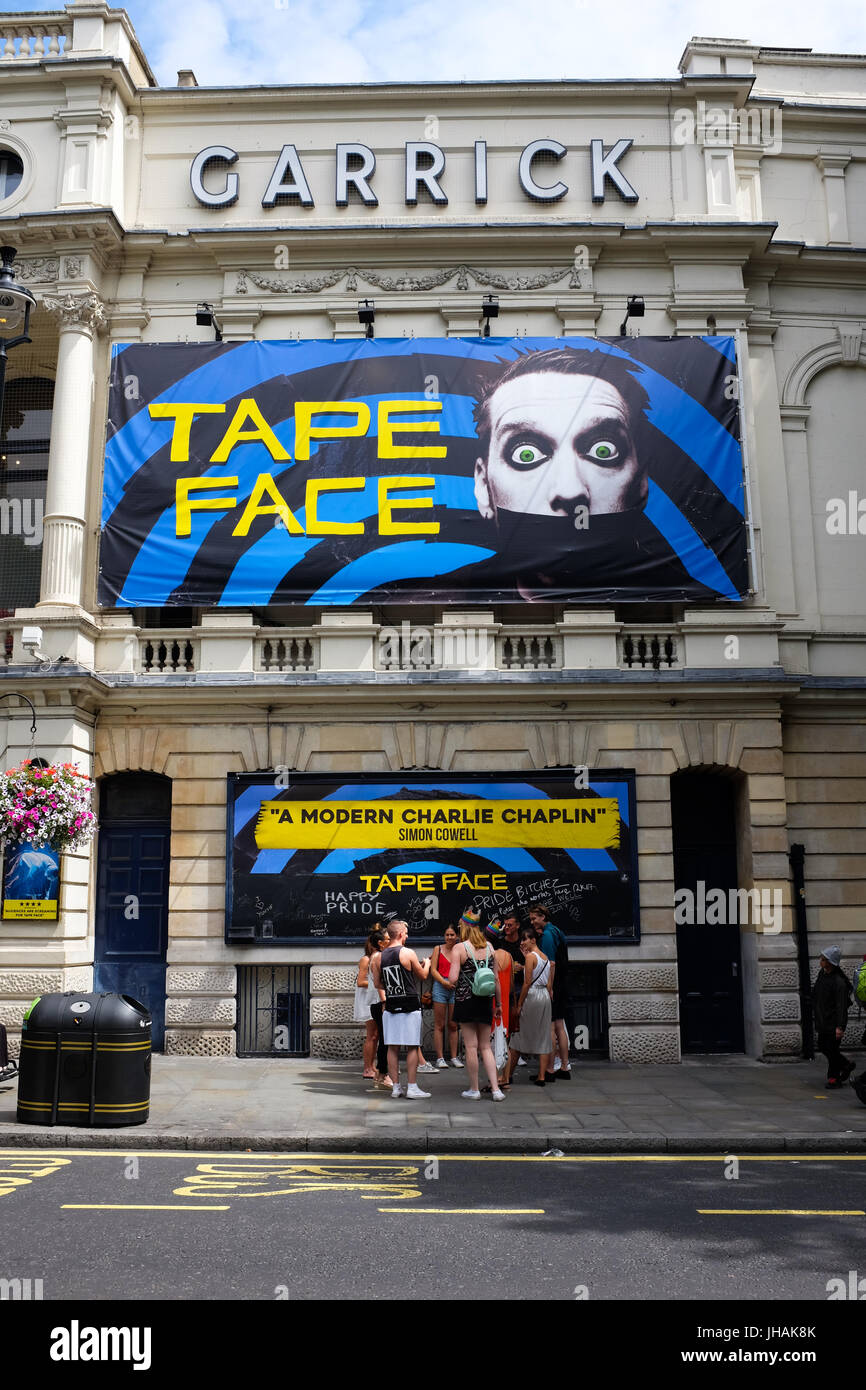 Gesicht zeigen im Londoner Garrick Theatre im Sommer 2017 mit Klebeband. Stockfoto