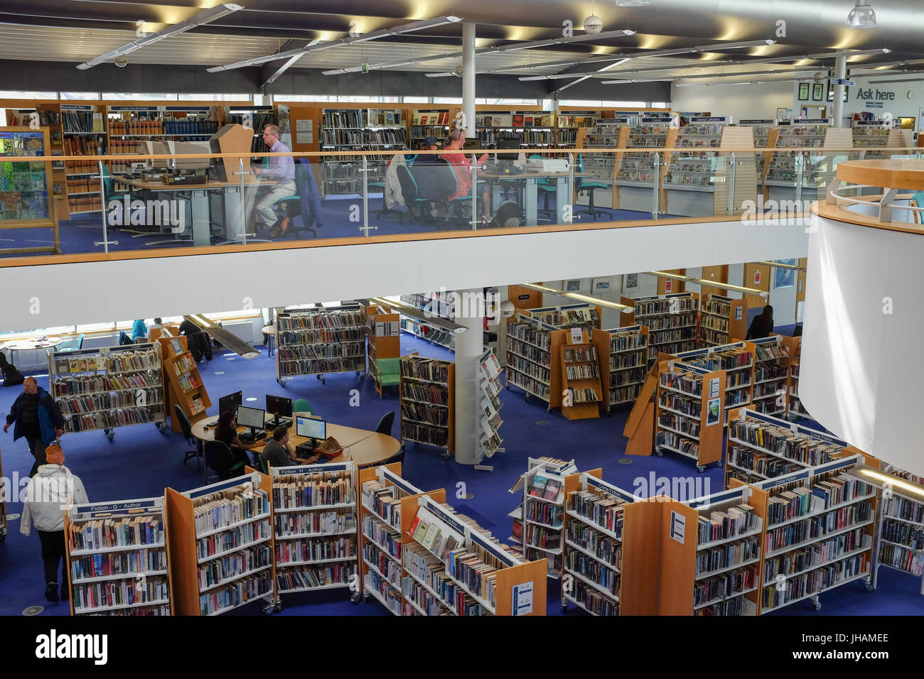 Das Innere des Bournemouth (UK)-Bibliothek, die im Jahr 2002 eröffnet. Stockfoto