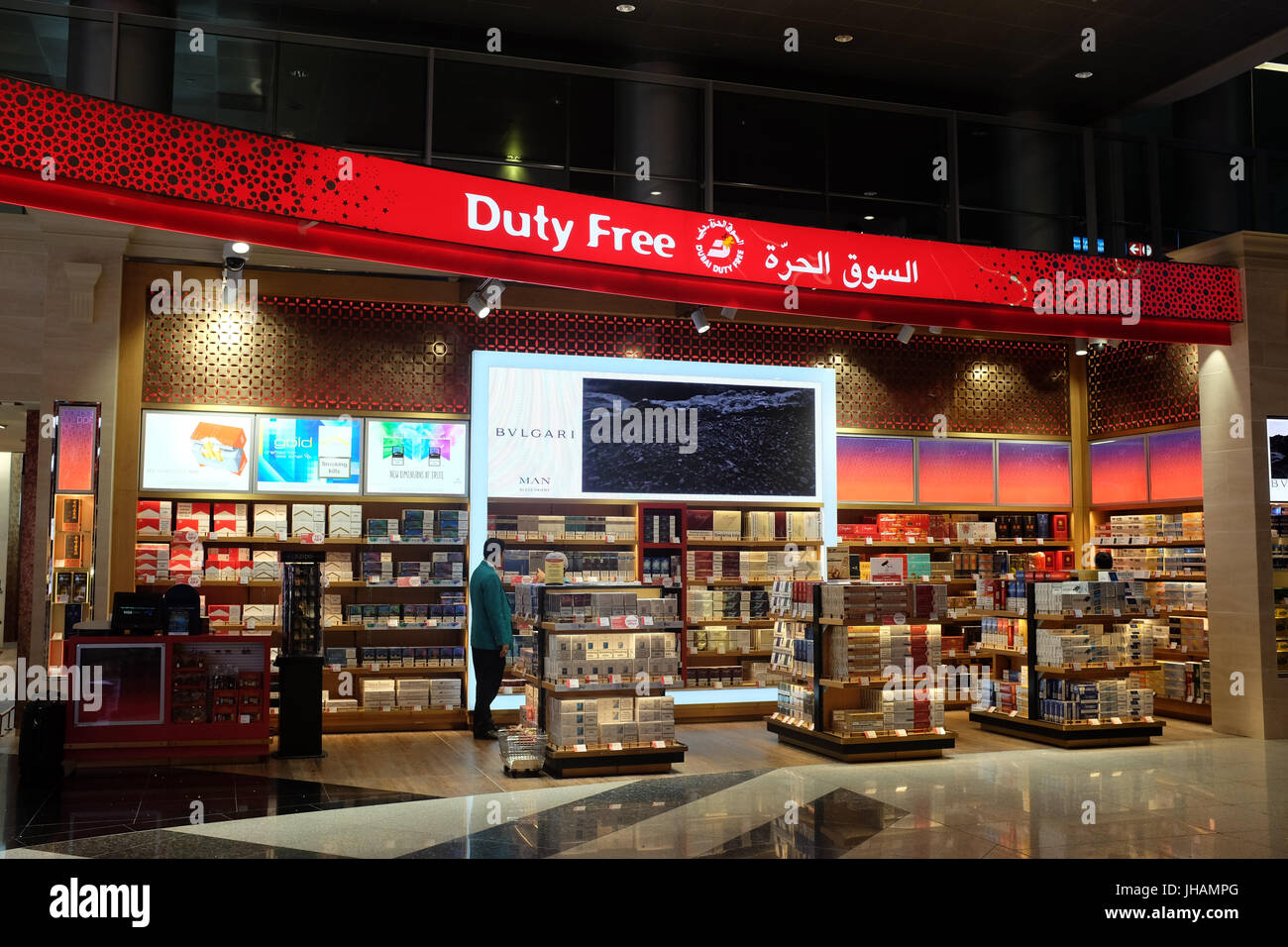 Geschäfte und Kunden auf dem internationalen Flughafen von Dubai. Stockfoto