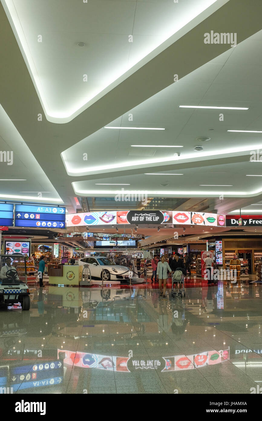 Geschäfte und Kunden auf dem internationalen Flughafen von Dubai. Stockfoto