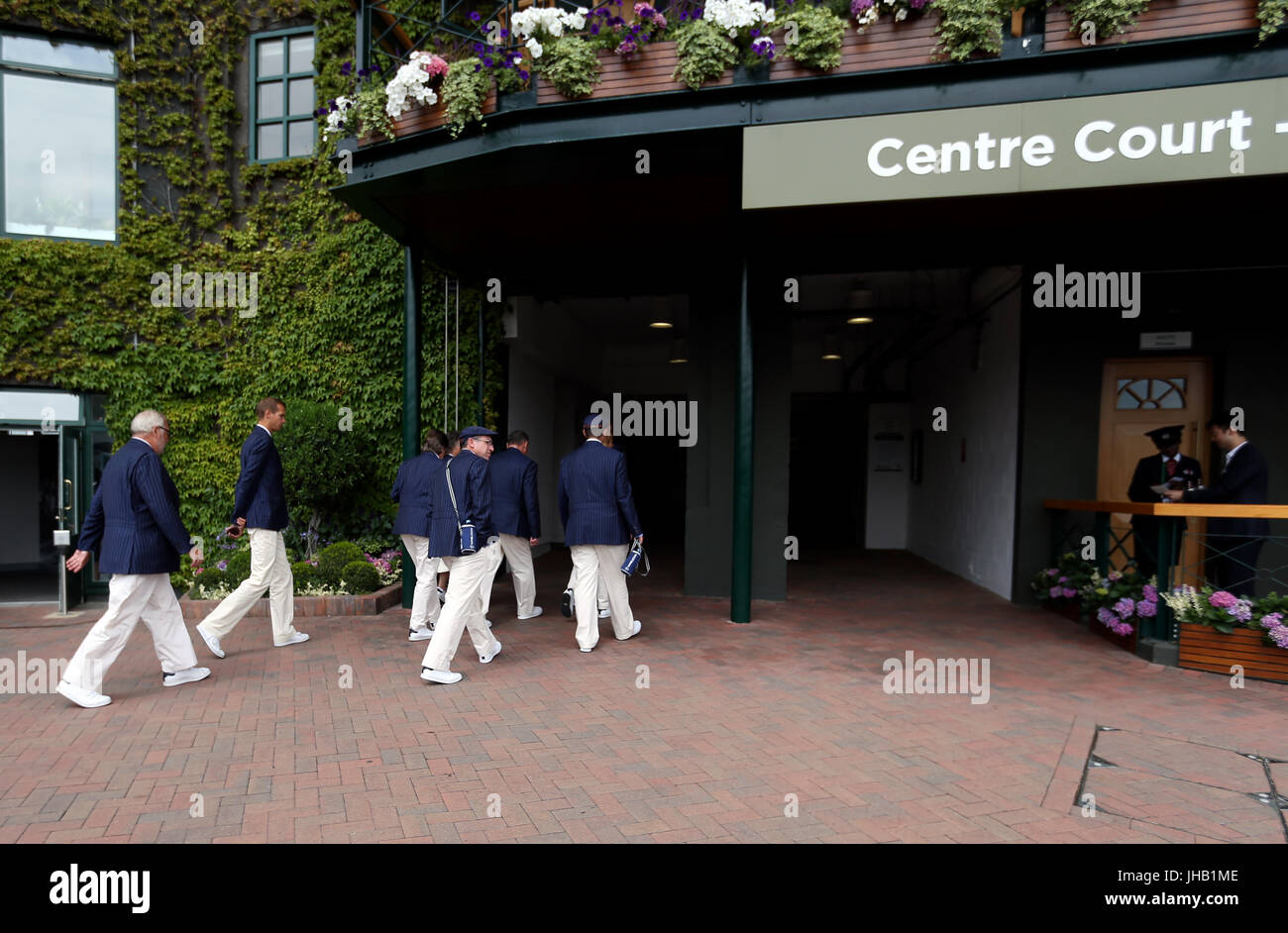 Am 10. Tag der Wimbledon Championships im All England Lawn Tennis and Croquet Club, Wimbledon, gehen die Linienrichter auf den Mittelplatz. DRÜCKEN SIE VERBANDSFOTO. Bilddatum: Donnerstag, 13. Juli 2017. Siehe PA Geschichte TENNIS Wimbledon. Bildnachweis sollte lauten: Steven Paston/PA Wire. Stockfoto