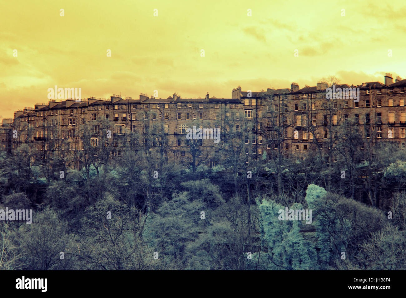 Edinburgh, Vereinigtes Königreich Infrarot Kamera Aufnahmen Gotik Dean Gärten terrassierte Mietskasernen in der Nähe von Dean Village auf der Water of Leith Infrarot Stockfoto