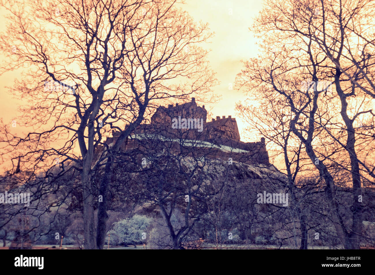 Edinburgh, Vereinigtes Königreich Infrarot Kamera Aufnahmen gotischen Stil des Schlosses von Princes street gardens Stockfoto