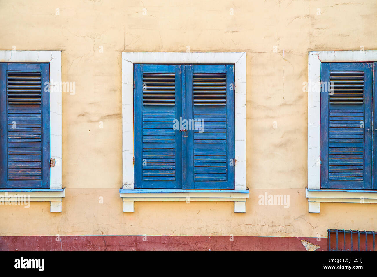 Geschlossene Fenster mit alten blauen Fensterläden. Teil der Fassade des Gebäudes in der Altstadt von Riga, Lettland Stockfoto