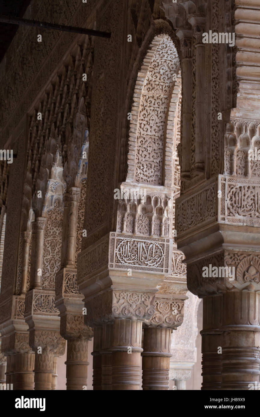 Terrasse der Löwen (Patio de Los Leones) in den Palast des Löwen (Palacio de Los Leones) in der Anlage die Nasridenpaläste (Palacios Nazaríes) in der Alhambra in Granada, Andalusien, Spanien. Stockfoto