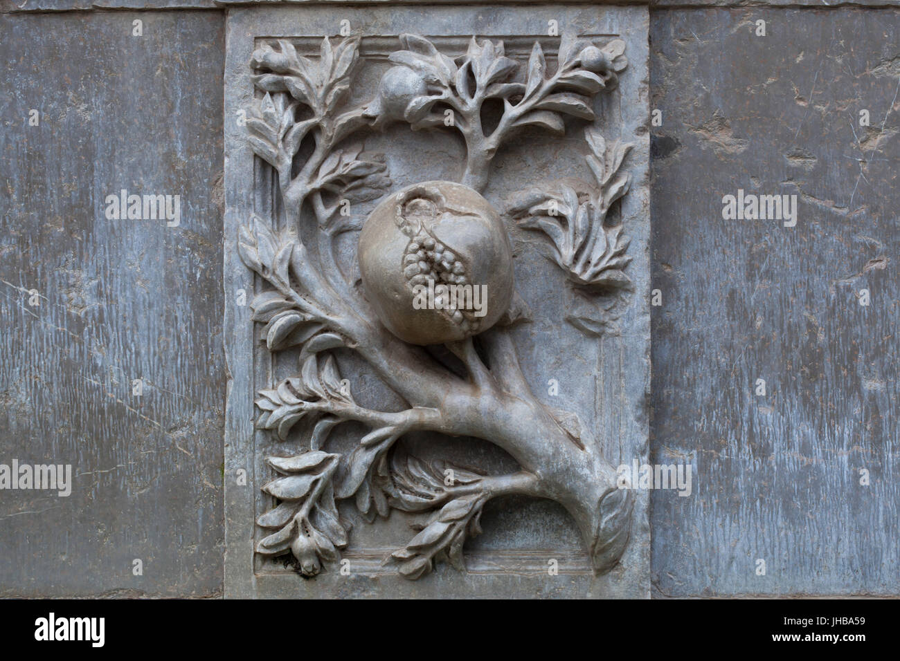 Granatapfel als Symbol der Granada abgebildet auf dem Brunnen von Charles V (Pilar de Carlos V) von spanischen Renaissance entworfen Architekt Pedro Machuca (1545) neben das Tor der Justiz (Puerta De La Justicia) in der Palast-Komplex der Alhambra in Granada, Andalusien, Spanien. Stockfoto