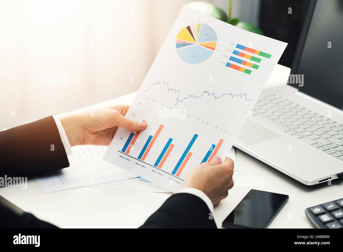Frau im Büro analysieren finanzielle Graph Geschäftsberichte Stockfoto