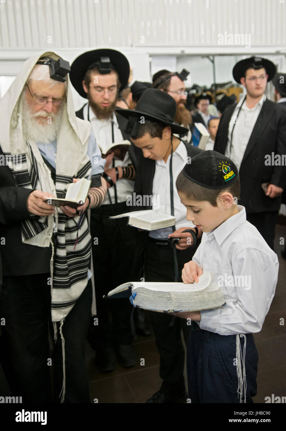 Religiöse Juden des unterschiedlichen Alters zusammen bei einer Synagoge in Cambria Heights, Queens, New York City beten Stockfoto