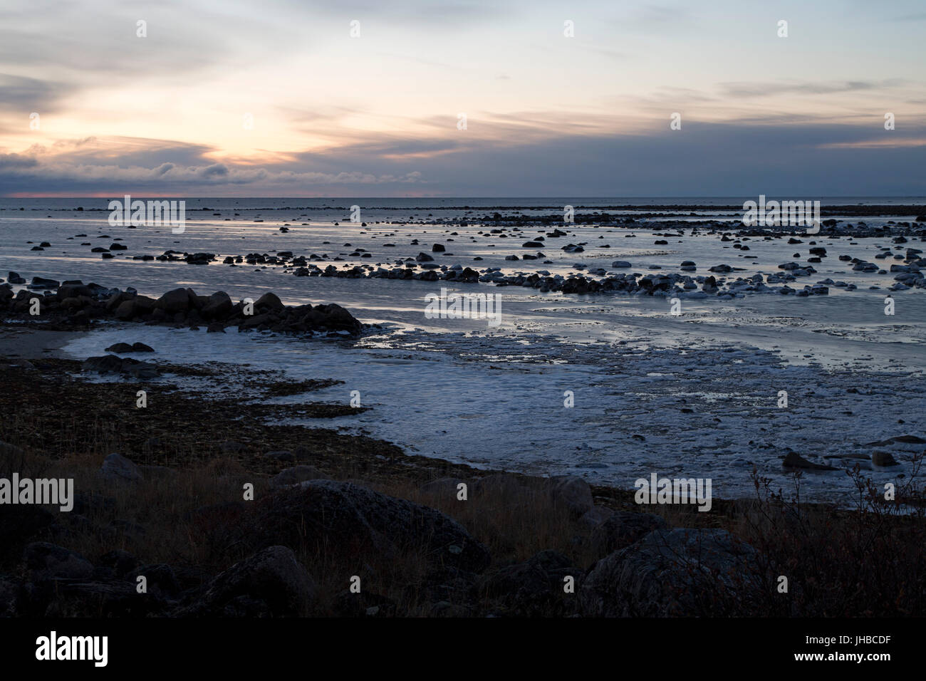 Morgen am Halbgefrorenes Ufer der Hudson Bay im nördlichen Manitoba, Kanada Stockfoto