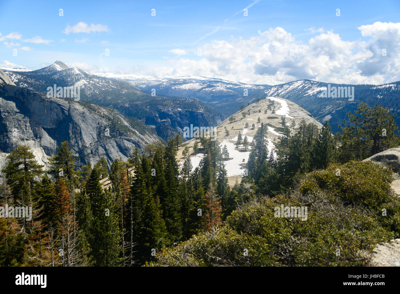 Blick auf Berge in Yosemite und die Spitze des Nord-Dome nach 16 Meile Wanderung auf Yosemite Falls Trail - Fotografie von Paul Toillion Stockfoto