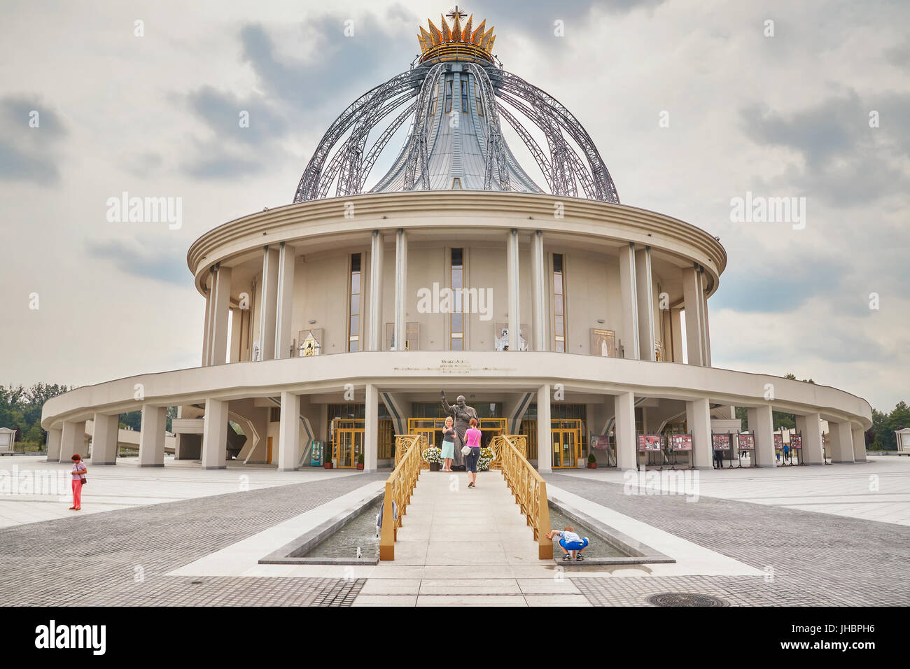 Torun, Polen - 8. Juli 2017: Das neu gebaute Heiligtum der Muttergottes der Stern der Neuevangelisierung und St. John Paul II. Stockfoto
