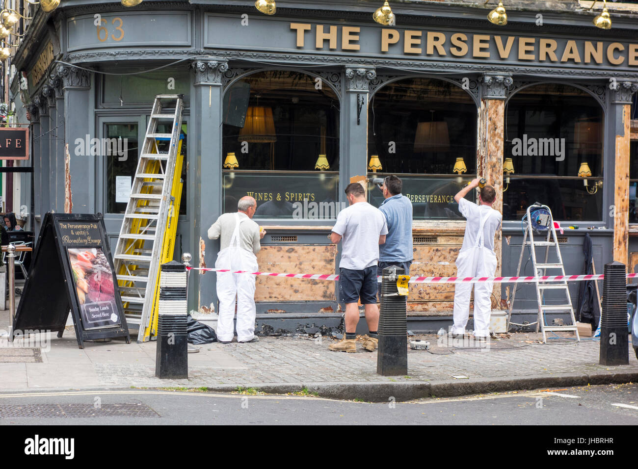 Arbeiter, die Renovierung der Ausdauer Pub Bar London, UK Stockfoto