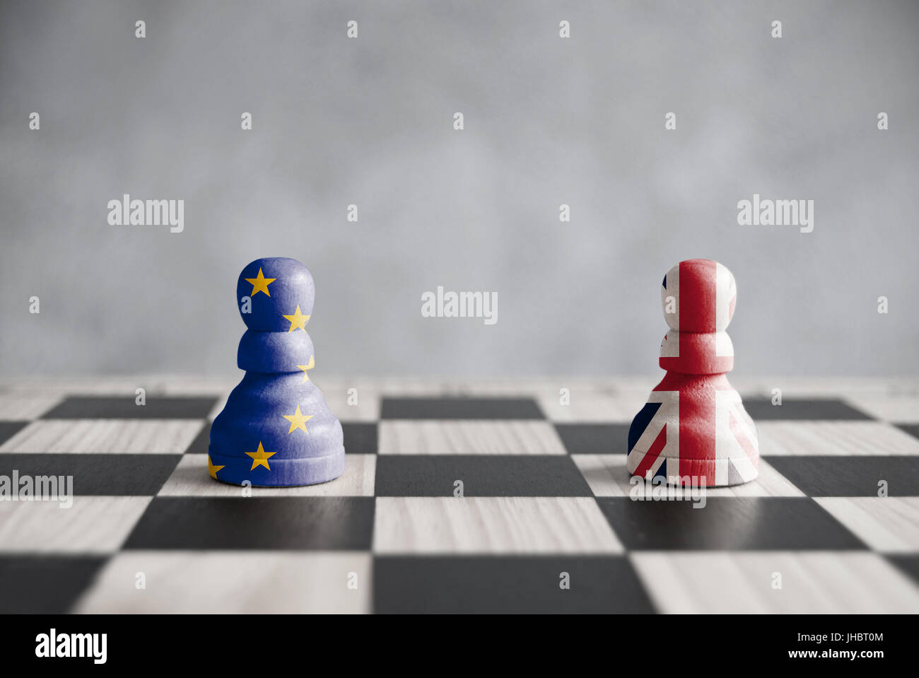 Zwei Bauern mit britischen und europäischen Flaggen auf dem Schachbrett Stockfoto