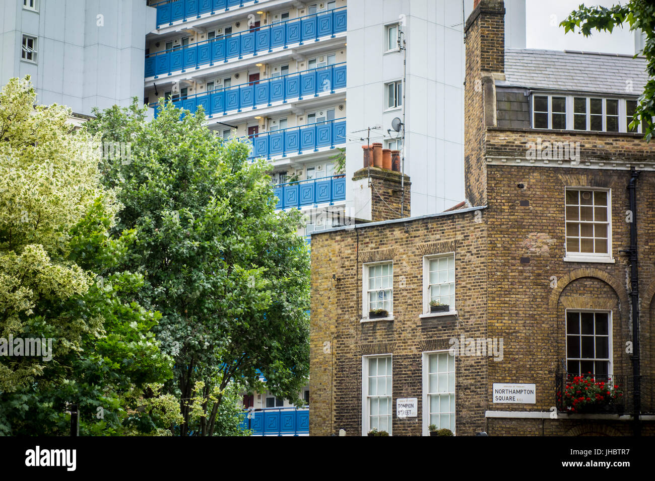 Kontrast der Gerorgian Gehäuse mit Sozialwohnungen Hochhaus hinter. Northampton Square, Clerkenwell, London, UK Stockfoto