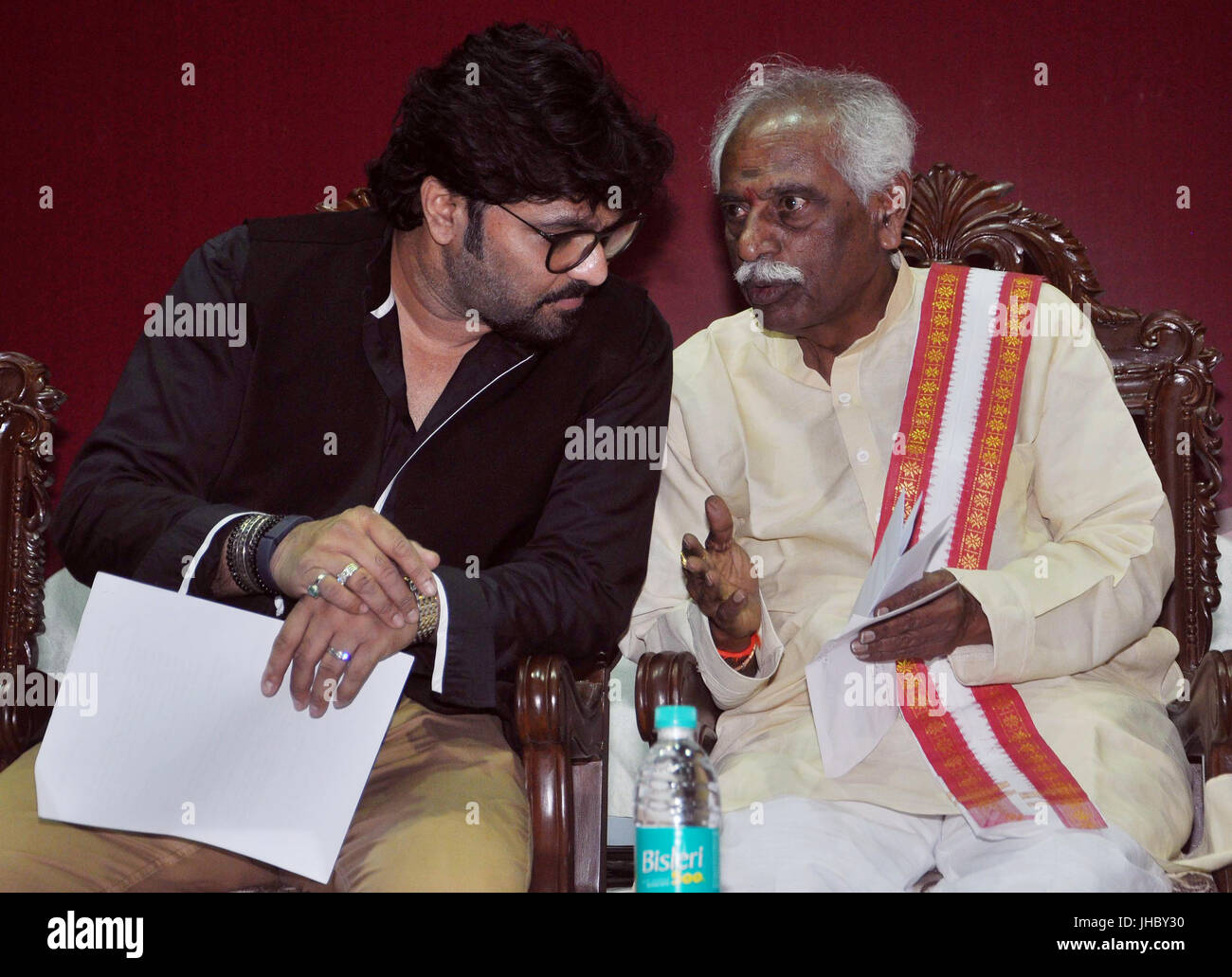 Babul Supriyo und Bandaru Dattatreya (von links nach rechts) die Einweihungen Programm des neuen Gebäudes der ESIC Regionalbüro, Kolkata. Minister von Zustand (unabhängige Gebühr) Arbeit und Beschäftigung, Govt von Indien, Bandaru Dattatreya, Union Minister of State Stadtentwicklung, Wohnungsbau, Babul Supriyo Schauspielerin gedreht während der Einweihung der neuen Gebäude der ESIC Regionalbüro, Kolkata und Grundsteinlegung für bis Abstufung von ESI Krankenhaus Baltikuri & Durgapur, West-Bengalen in Kalkutta am 13. Juli 2017 BJP MP Roopa Ganguly. (Foto von Saikat Paul/Pacific Press) Stockfoto