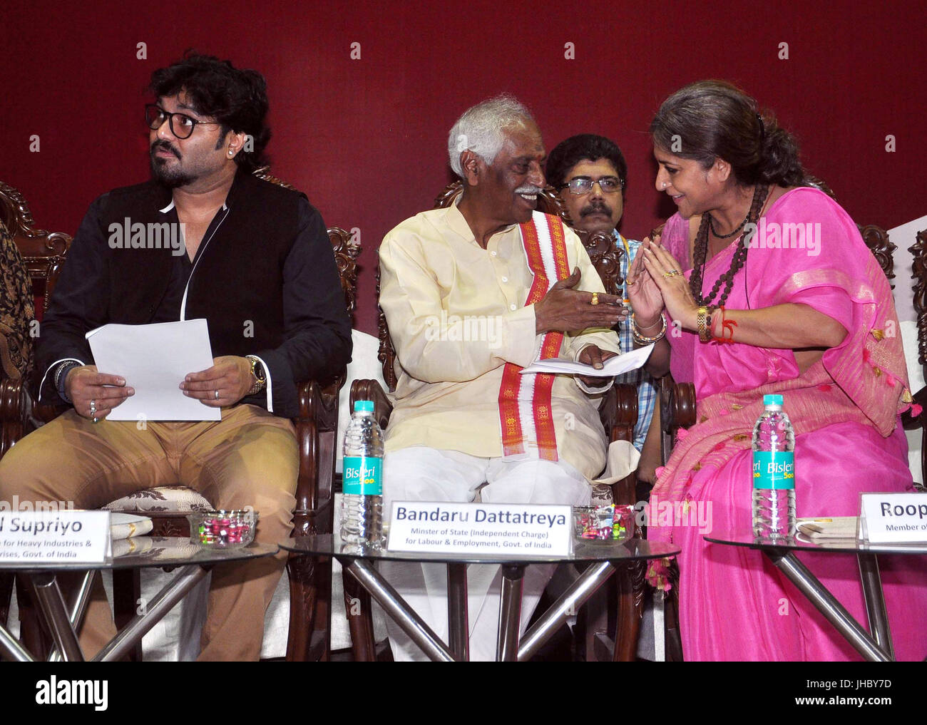 Babul Supriyo, Bandaru Dattatreya und Roopa Ganguly (von links nach rechts) die Einweihungen-Programm für Neubau des ESIC Regionalbüro, Kolkata.Minister of State (unabhängige Gebühr) Arbeit und Beschäftigung, Govt von Indien, Bandaru Dattatreya, Union Minister of State Stadtentwicklung, Wohnungsbau, Babul Supriyo, Schauspielerin gedreht BJP MP Roopa Ganguly während der Einweihung der neuen Gebäude der ESIC Regionalbüro, Kolkata und Grundsteinlegung für bis Abstufung von ESI Krankenhaus Baltikuri & Durgapur , West-Bengalen in Kalkutta am 13. Juli 2017. (Foto von Saikat Paul/Pacific Press) Stockfoto