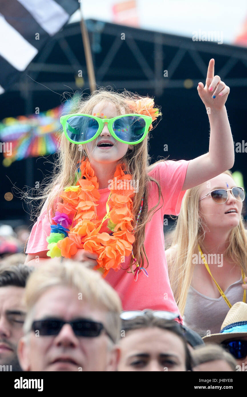 Ein junges Mädchen Uhren Rag n Knochen Mann auf der anderen Bühne beim Glastonbury Festival, würdig Farm, Somerset durchführen. PRESSEVERBAND Foto. Bild Datum: Sonntag, 25. Juni 2017. Bildnachweis sollte lauten: Ben Birchall/PA Wire Stockfoto