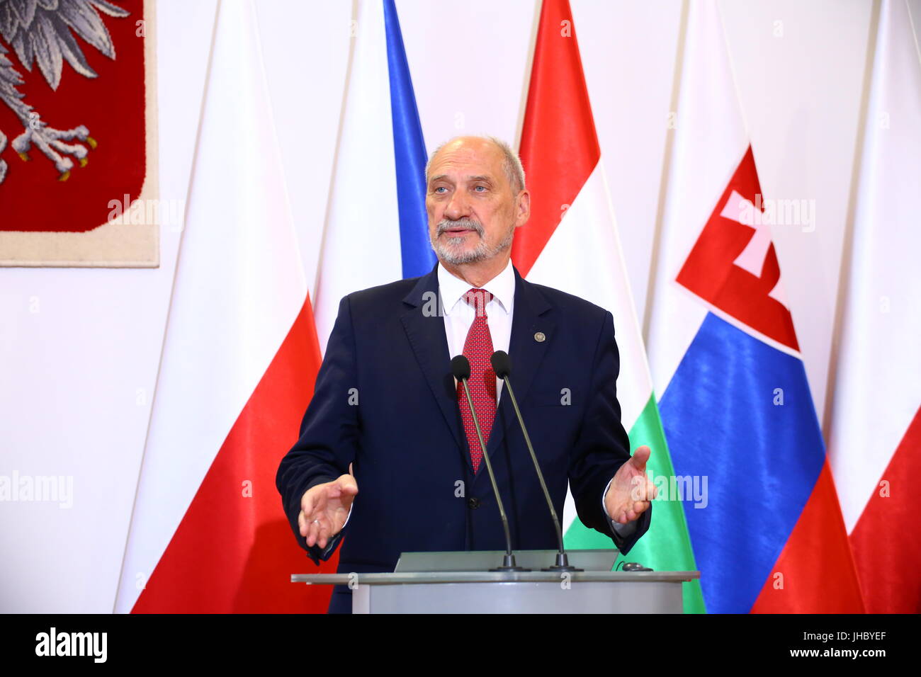 Visegrad-Gruppe V4 Miniters of Defence Sitzung offizielle zusammen. Polnischer Minister Antoni Macierwicz erhielt ungarische Minister Istvan Simicsko, Slowakische Minister Peter Gajdos und tschechischen Minister Martin Stropnicky in Warschau. Die Präsidentschaft der V4 wurde Ungarn offiziell übergeben. (Foto von Jakob Ratz / Pacific Press) Stockfoto