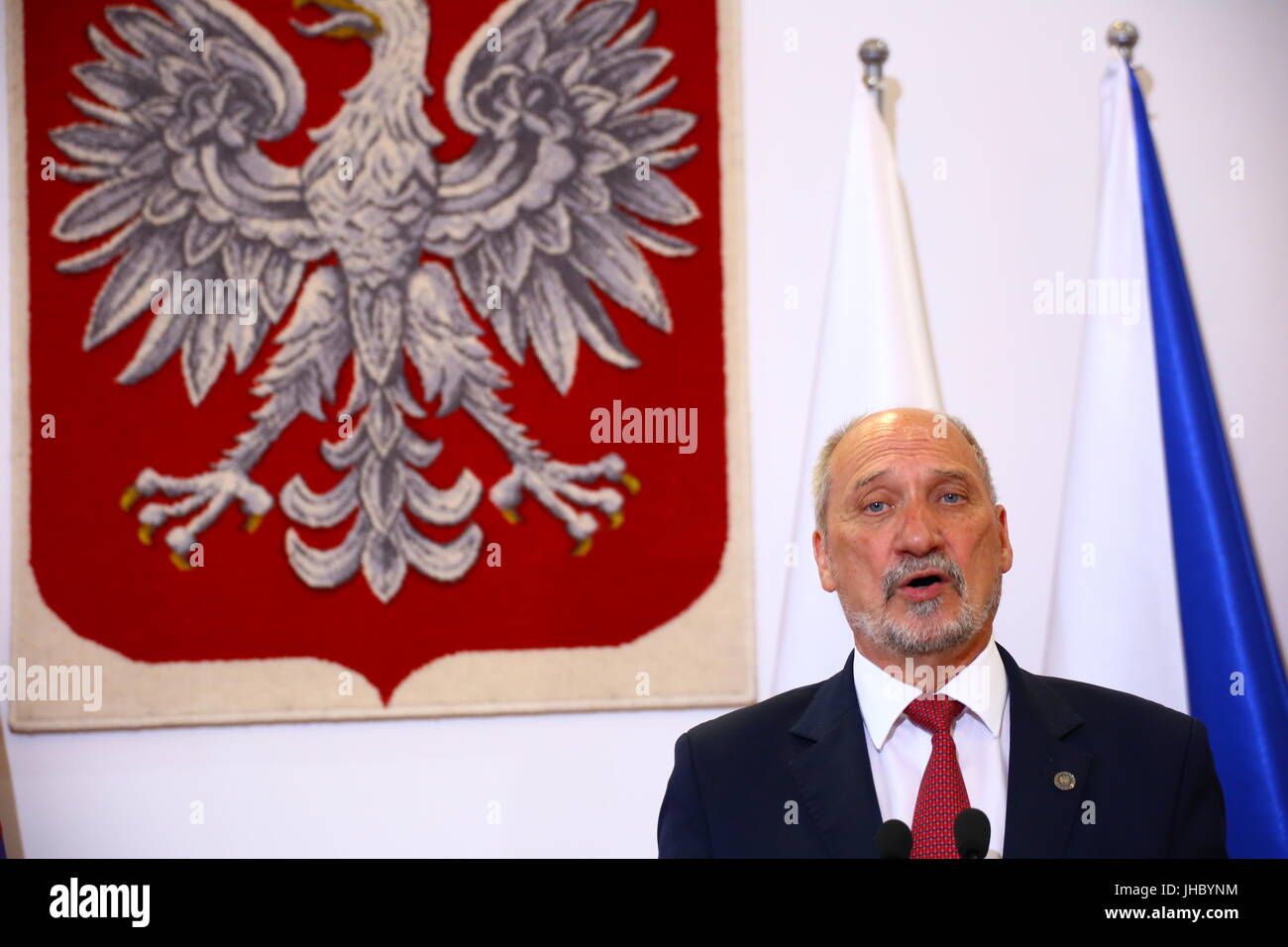 Visegrad-Gruppe V4 Miniters of Defence Sitzung offizielle zusammen. Polnischer Minister Antoni Macierwicz erhielt ungarische Minister Istvan Simicsko, Slowakische Minister Peter Gajdos und tschechischen Minister Martin Stropnicky in Warschau. Die Präsidentschaft der V4 wurde Ungarn offiziell übergeben. (Foto von Jakob Ratz / Pacific Press) Stockfoto