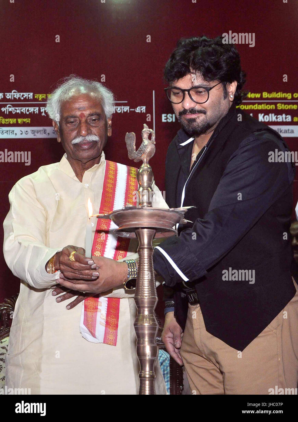 Bandaru Dattatreya und Babul Supriyo (von links nach rechts) die Einweihungen Programm des neuen Gebäudes der ESIC Regionalbüro, Kolkata. Minister von Zustand (unabhängige Gebühr) Arbeit und Beschäftigung, Govt von Indien, Bandaru Dattatreya, Union Minister of State Stadtentwicklung, Wohnungsbau, Babul Supriyo Schauspielerin gedreht während der Einweihung der neuen Gebäude der ESIC Regionalbüro, Kolkata und Grundsteinlegung für bis Abstufung von ESI Krankenhaus Baltikuri & Durgapur, West-Bengalen in Kalkutta am 13. Juli 2017 BJP MP Roopa Ganguly. (Foto von Saikat Paul/Pacific Press) Stockfoto